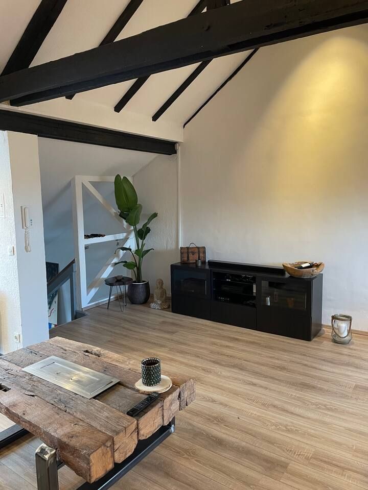 Stylish fully furnished 2-room rooftop apartment with balcony in Düsseldorf city center – ideal for expats & professionals