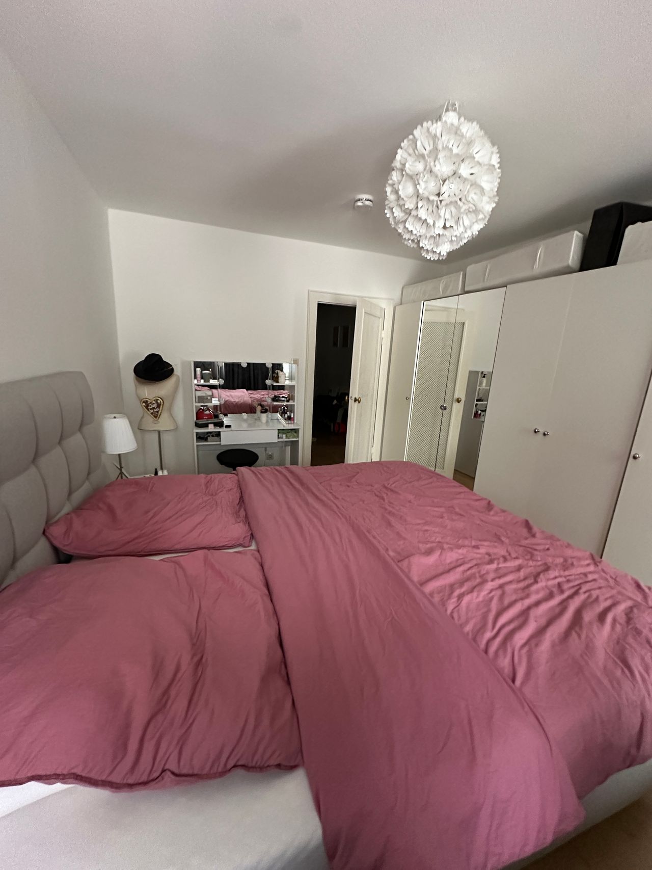 Attractive interim rental in top location Frankfurt - February - April 25- Furnished 2.5-room flat with balcony