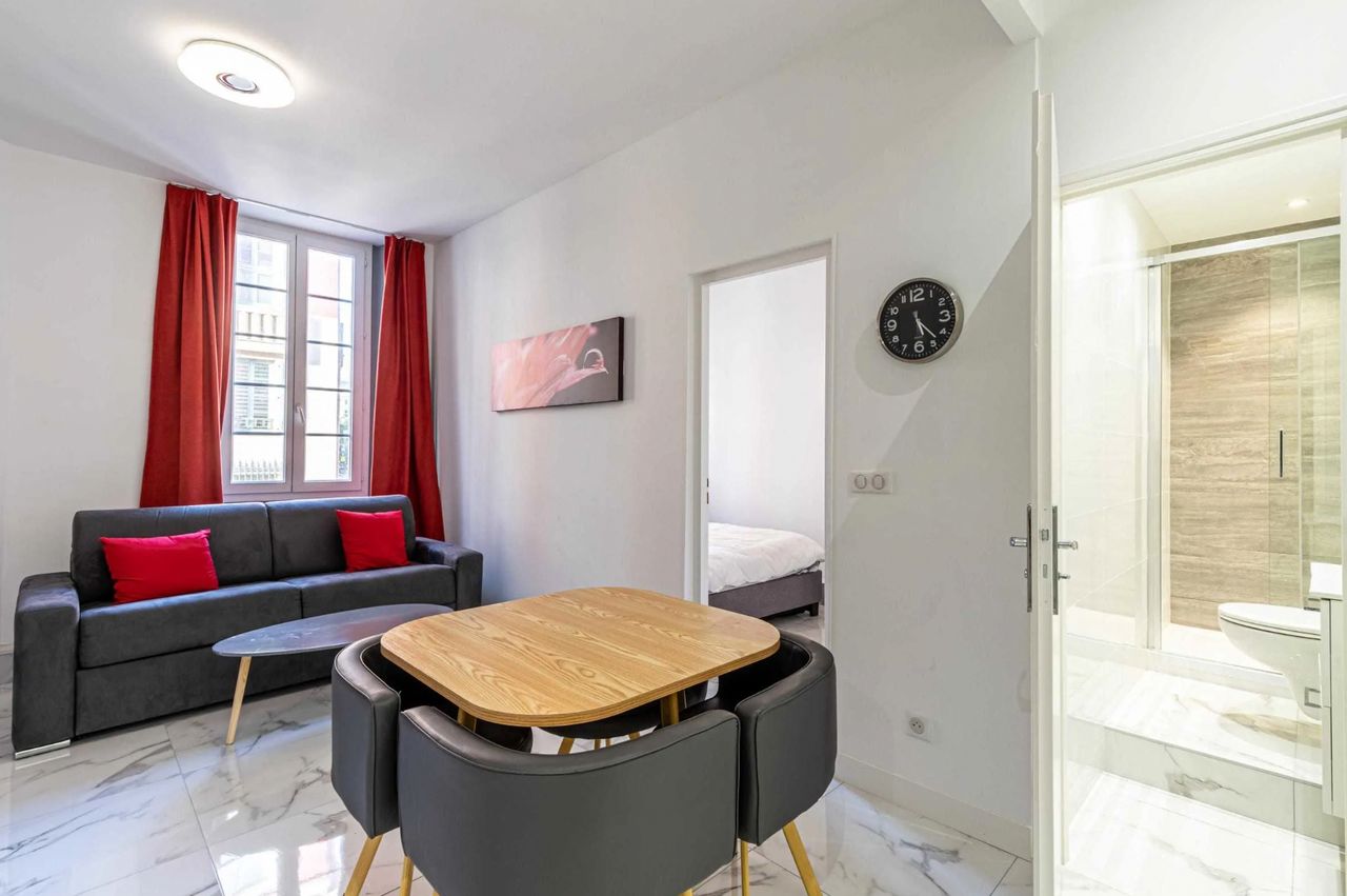 Superb air-conditioned 2-room apartment in the heart of Old Nice