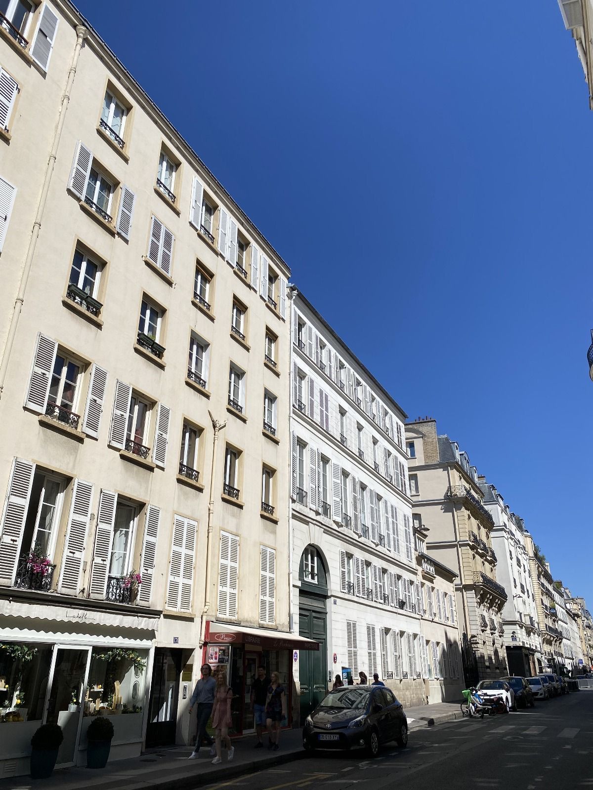 Posh, fully-equipped, spacious,  high ceilinged studio by the Rue Cler and Eiffel Tower.