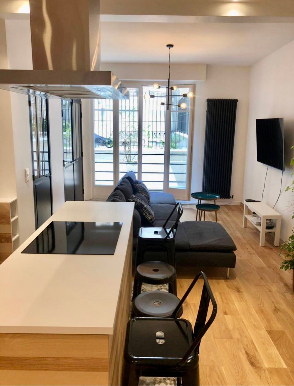 Bright apartment with separate bedroom,Near La Défense, 5 minutes from Porte Maillot metro station - Fast access to central Paris