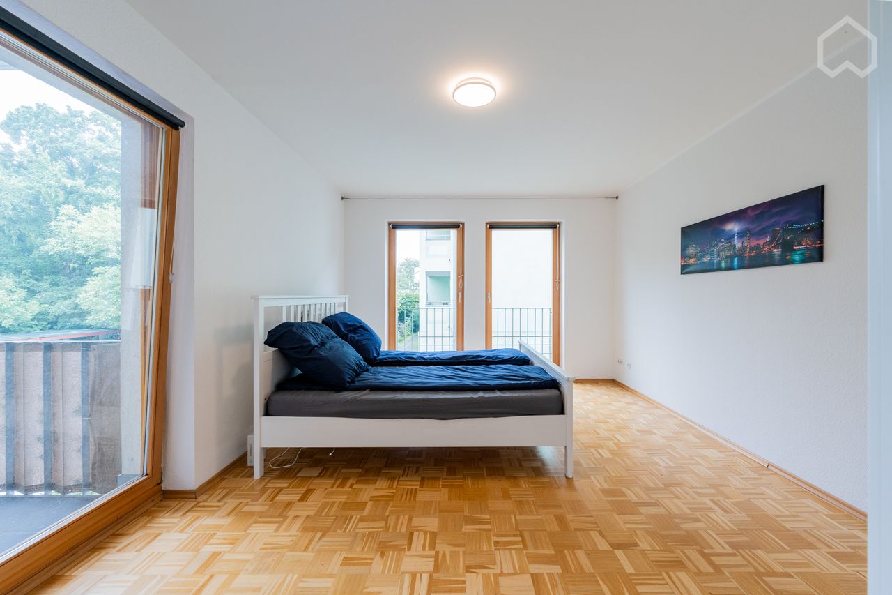 Modern apartment with 2 balconies and 3 bedrooms in Pankow - right next to Brosepark, 20 minutes by tram to Berlin-Mitte