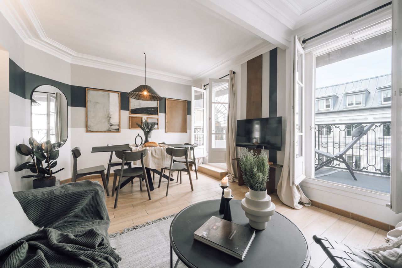 Rivoli - 2 bedrooms and a balcony in the Louvre district