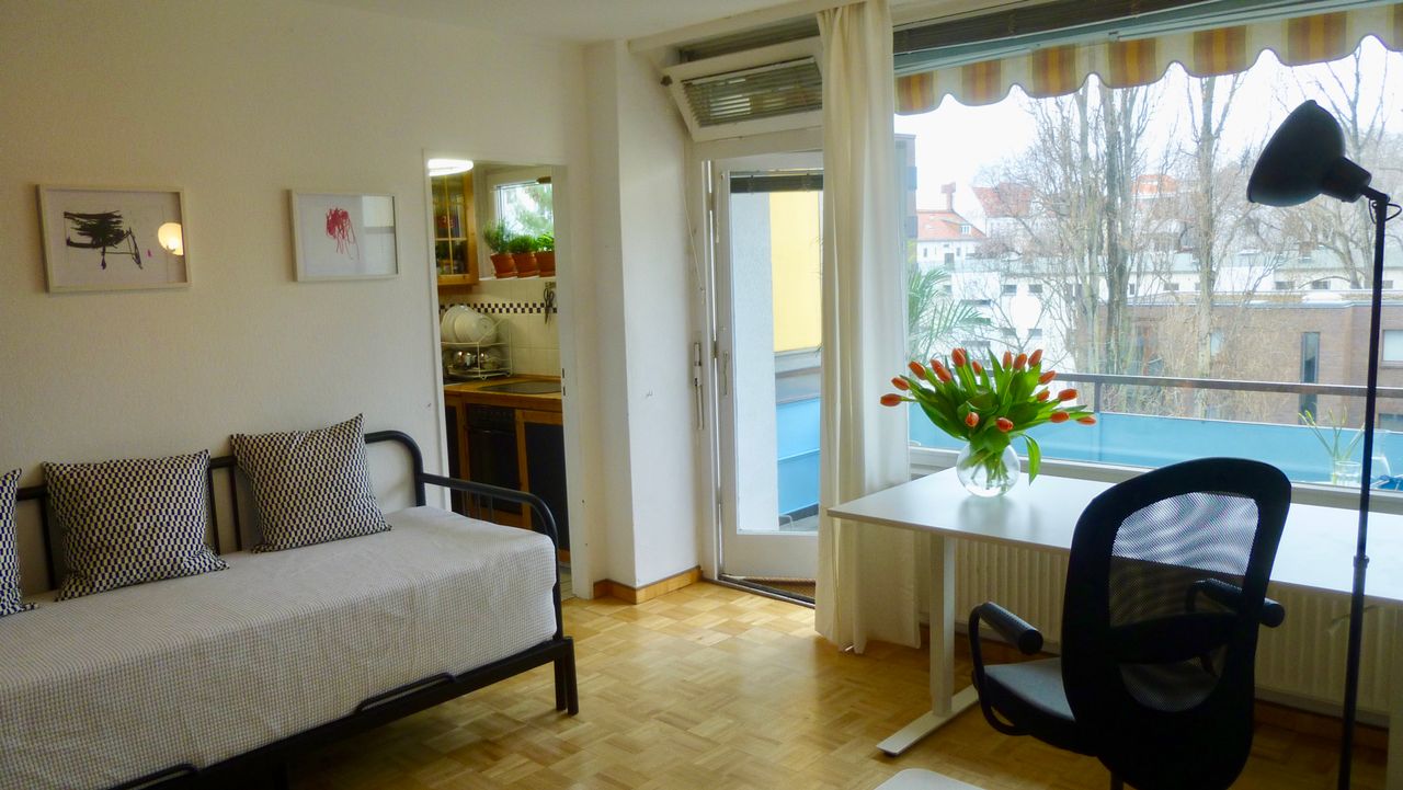 Sunny studio apartment with balcony in the heart of Charlottenburg - parking lot on request