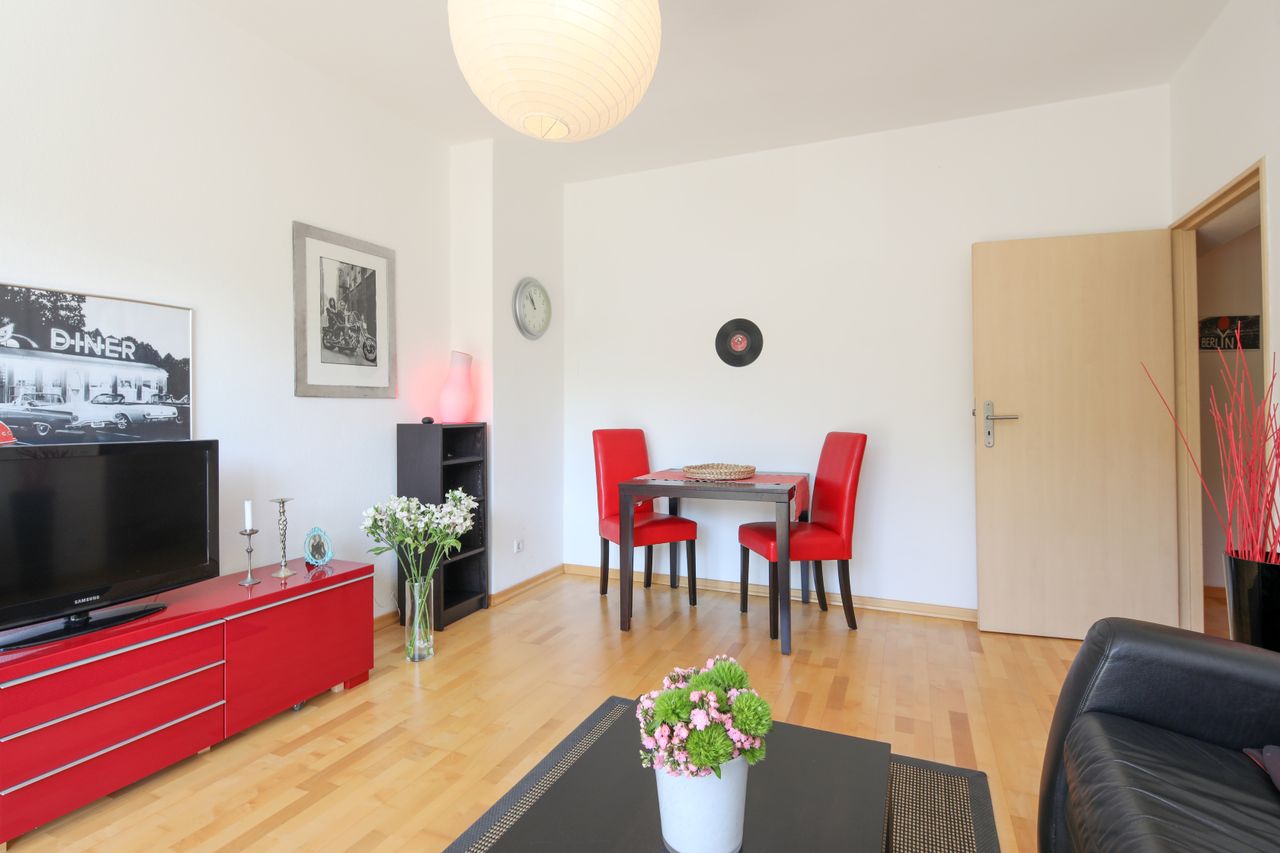 Bright and practical 2 room apartment with south-facing balcony near Chausseestraße
