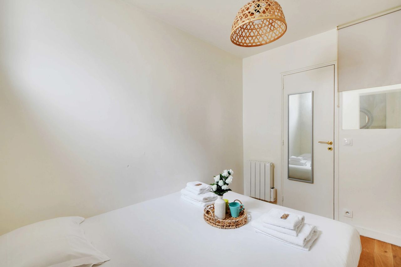 This perfectly optimised 40m2 flat sleeps 4 people for a pleasant stay in the 18th arrondissement.