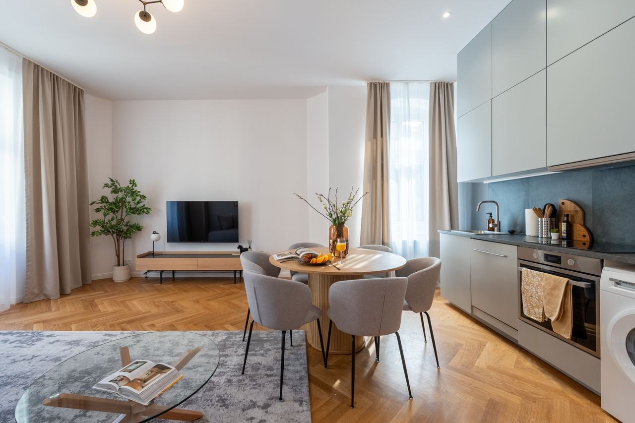 Renovated and elegant 3-Room Apartment w/balcony in Steglitz district