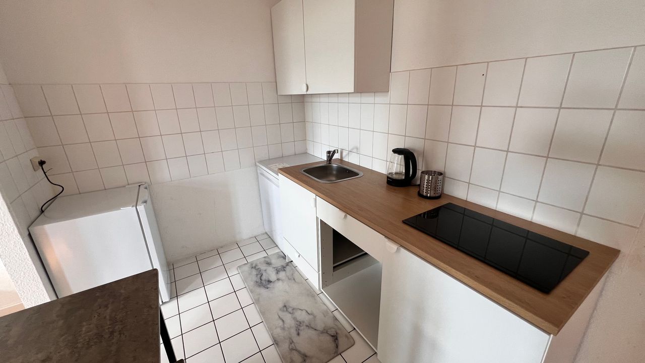 Spacious 4-bed flat with parking space & kitchen - fitter-friendly!