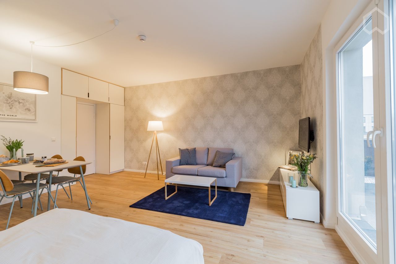 Quiet, fully renovated and furnished studio with a unique south-facing roof terrace