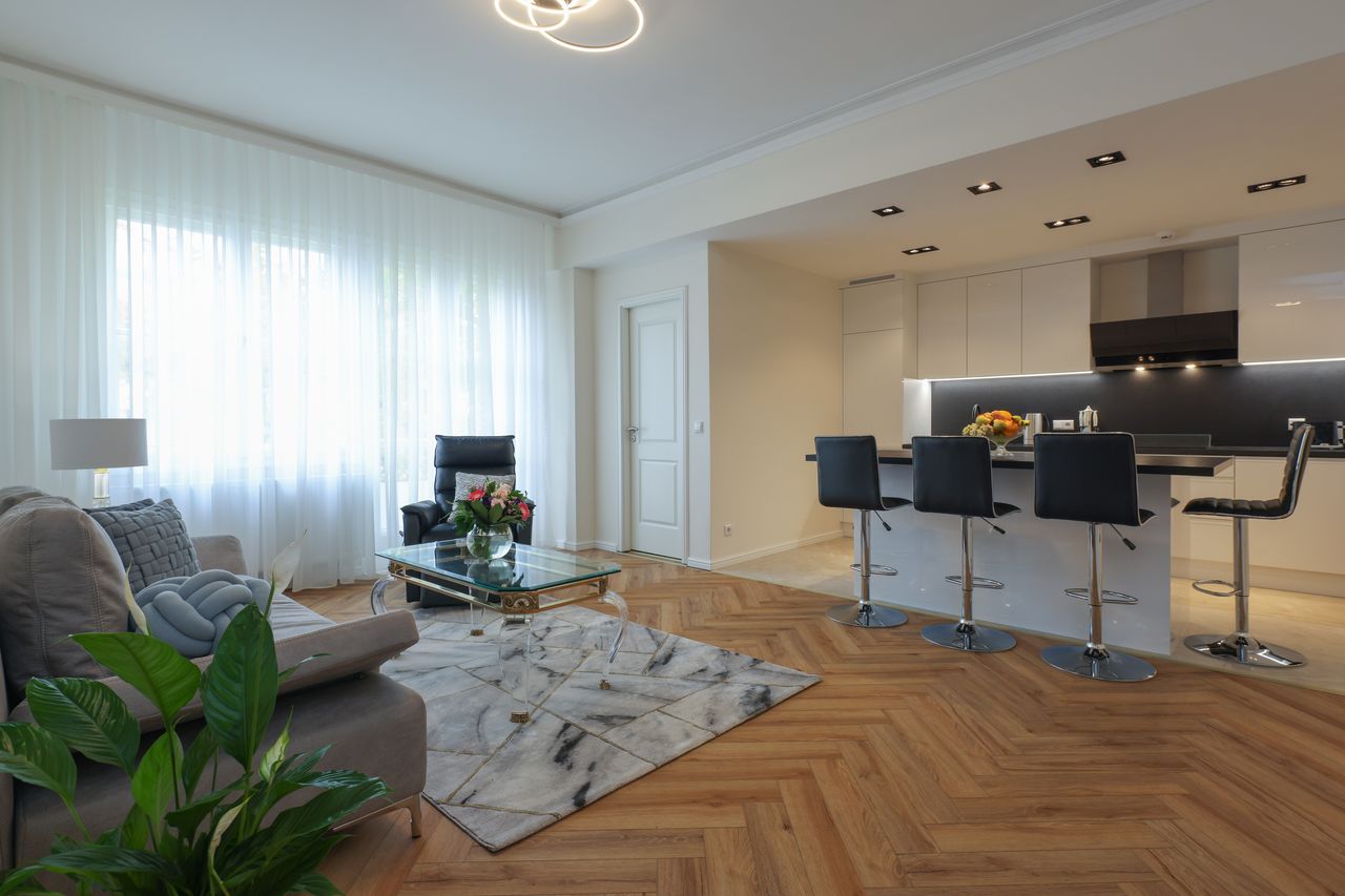 FIRST OCCUPANCY! Modern, upscale furnished 3-room apartment in the top location of city near Roseneck