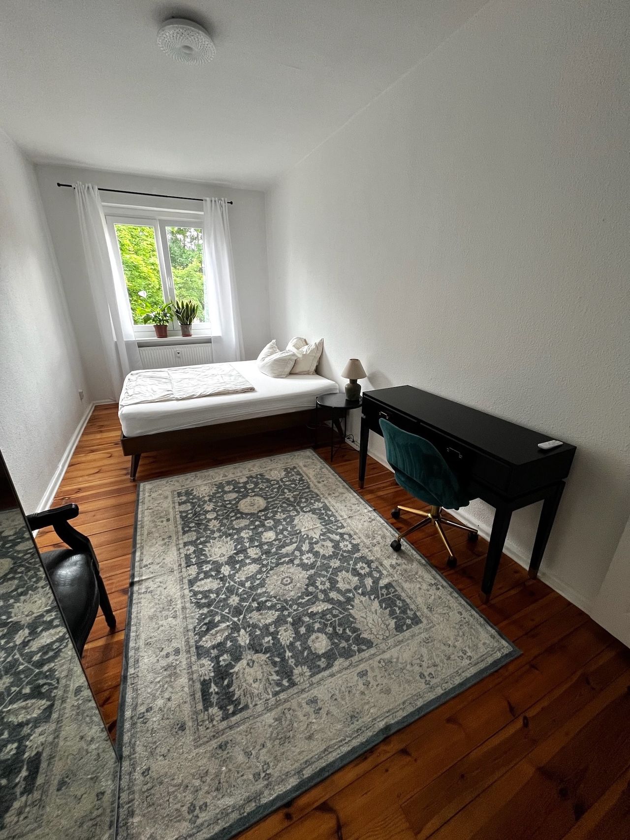 WOMEN ONLY: Furnished bright top-floor apartment in quiet area in Prenzlauer Berg