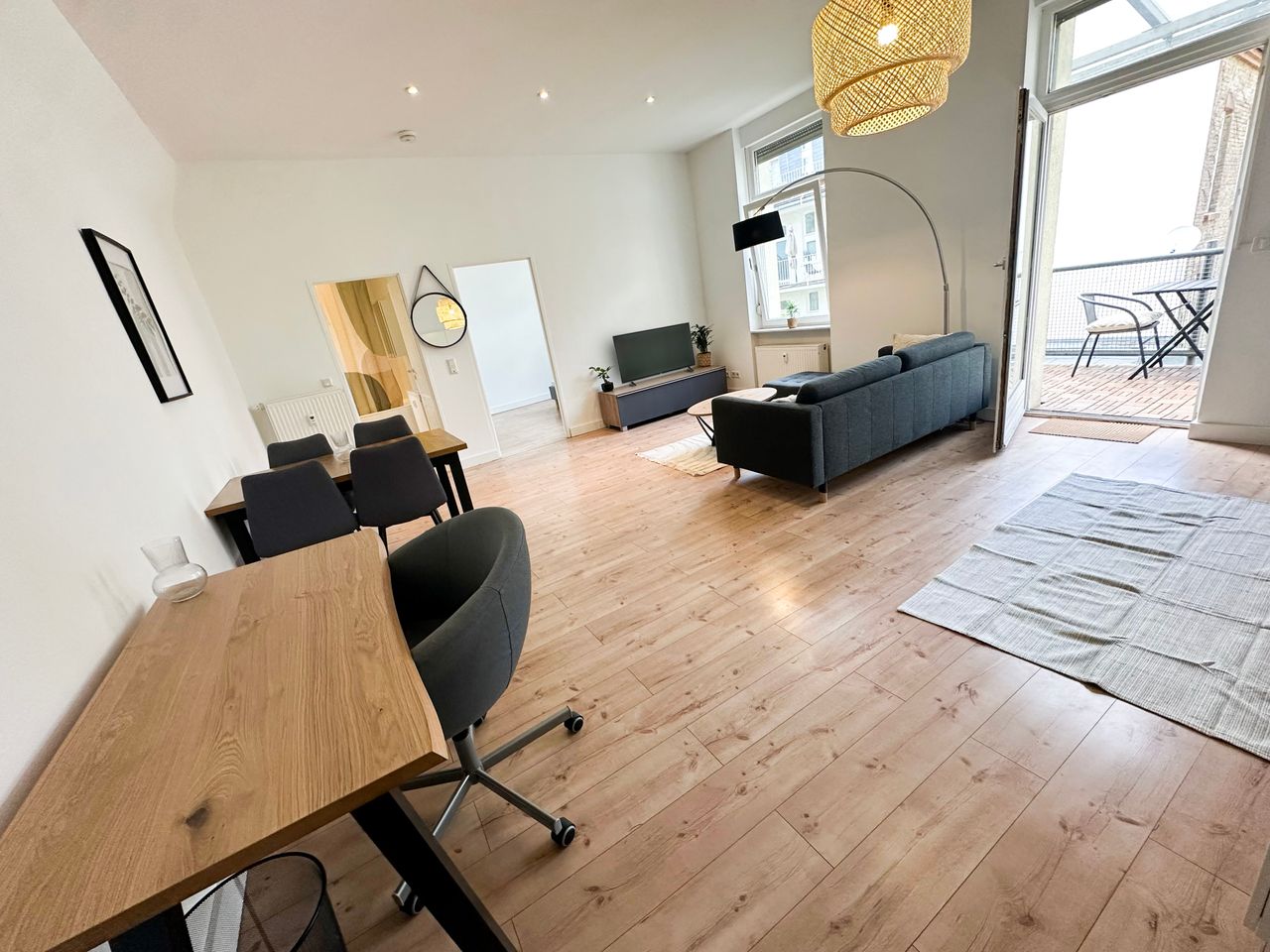 Vollmöblierte Altbauwohnung mit Balkon im ruhigen Hinterhaus – Wiesbaden Dichterviertel