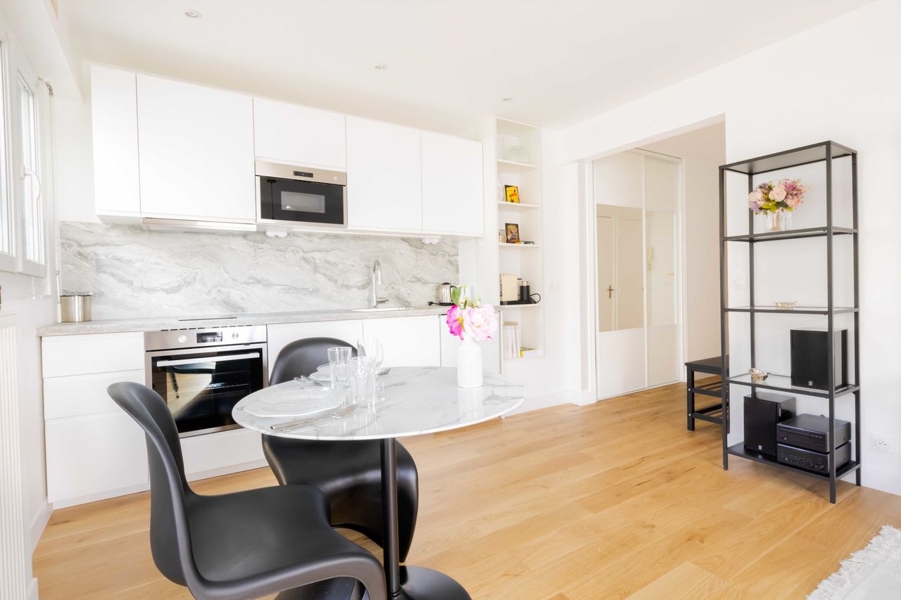 Stylish and Bright 1-Bedroom Apartment with Balcony - Just a 5-Minute Stroll from the Champs de Mars!