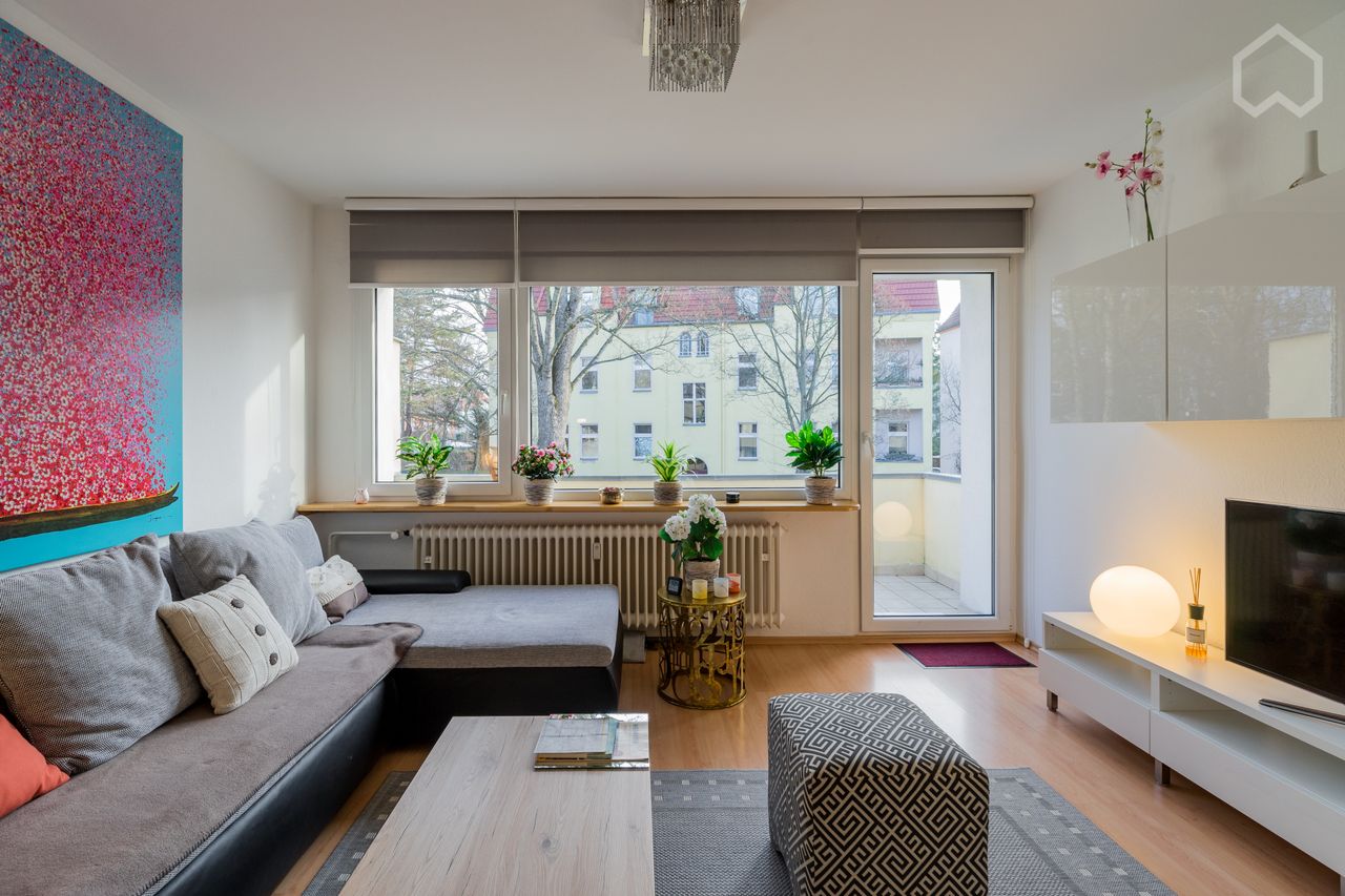 Modern, quiet 1 bedroom apartment in Lichterfelde with a balcony, garage and cellar