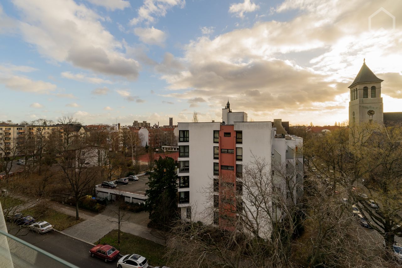 Sunny and quiet apartment on the 5th floor with balcony and great views in the Art Nouveau district of Tempelhof