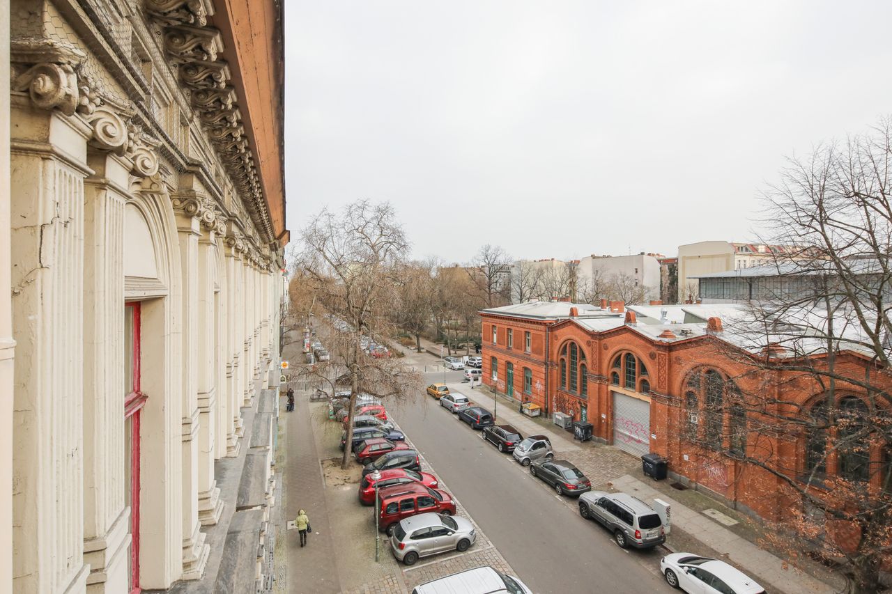 Sunny 2 room apartment with balcony with an amazing view to the market hall in Moabit (Berlin)