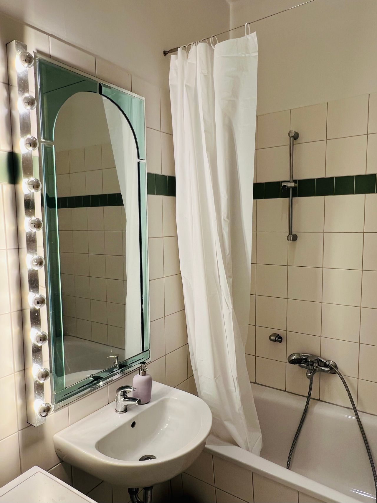 Beautiful recently renovated Altbau flat in Mitte, Berlin