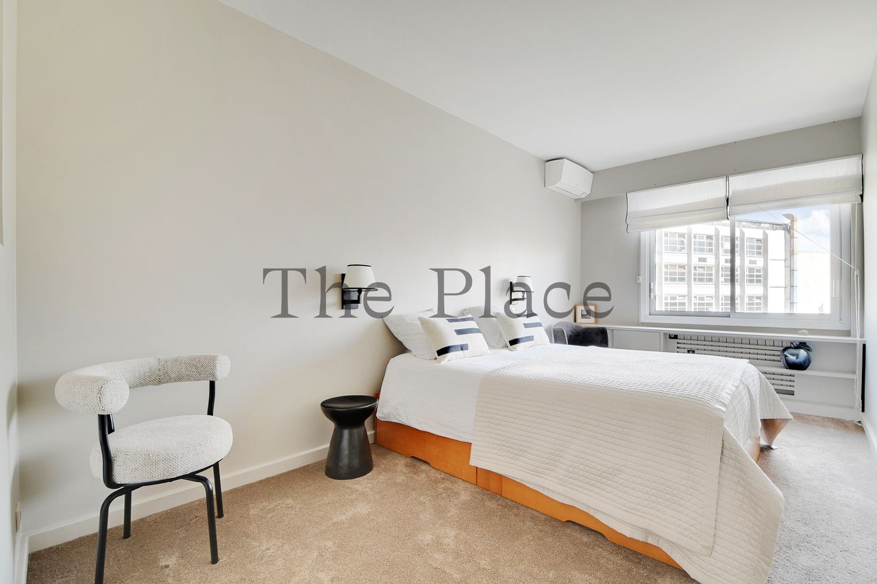 Exceptional 2-Bedroom Apartment – 100m² of Bright Living Space Facing Parc Monceau