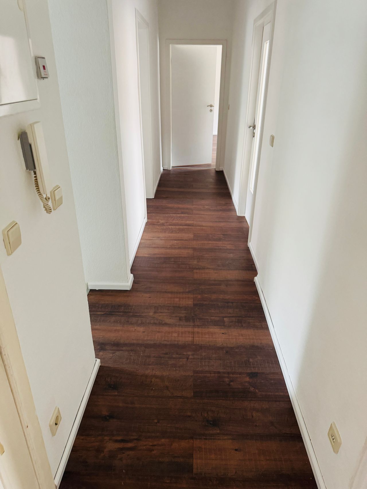 Charming 3-Room Apartment with Balcony, Fitted Kitchen & Shared Garden in Stadtfeld Ost