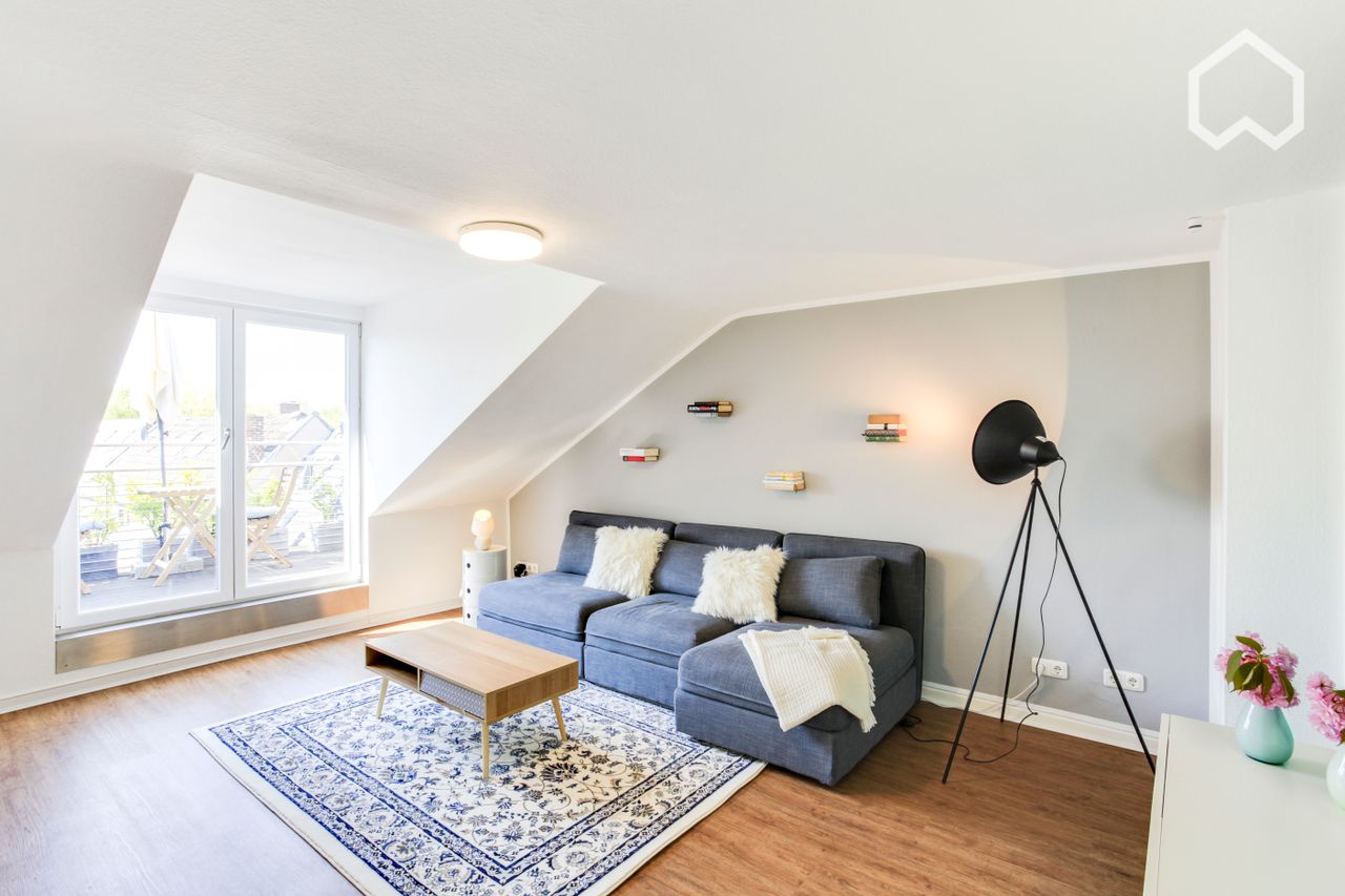 Stylish and pretty apartment with roof terrace, located in Sülz Cologne's favorite district. Digitally equipped.