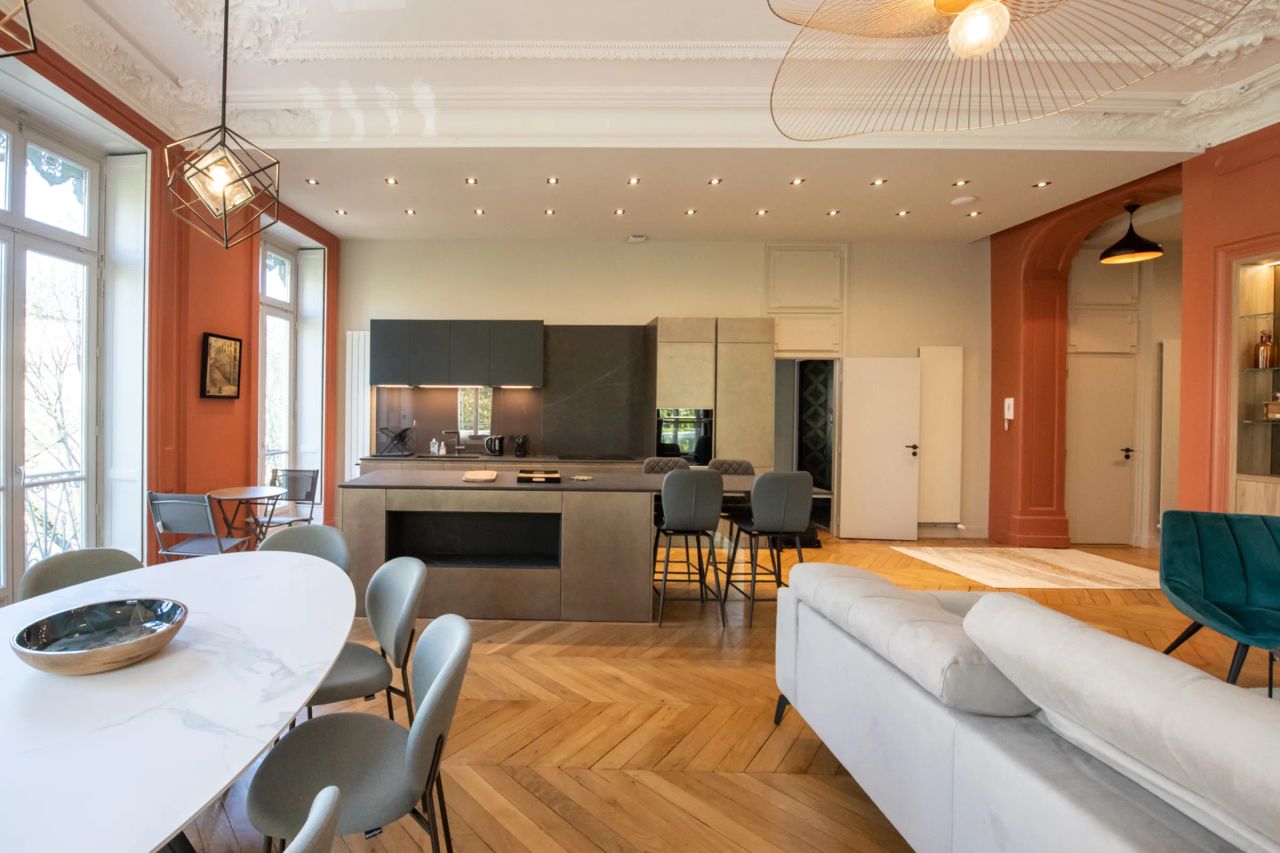High-end apartment in a luxury property