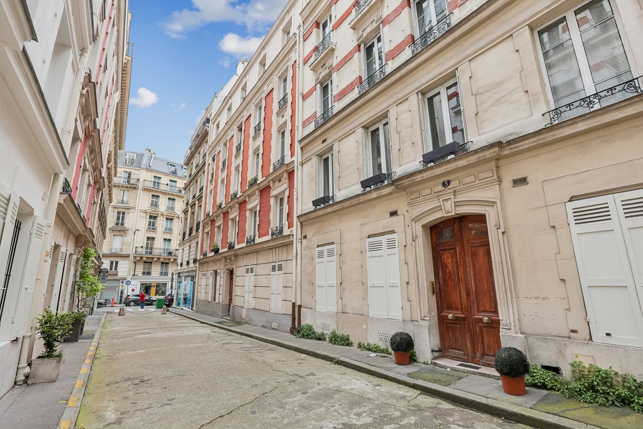 Modern apartment with sleek design in Paris