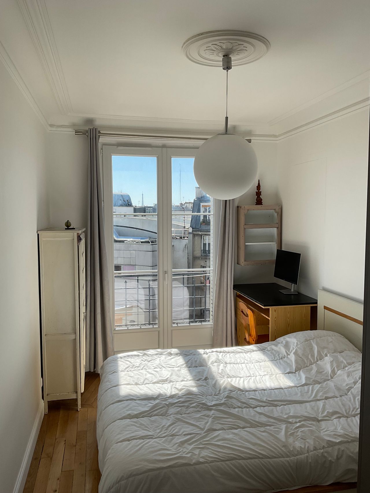 Great one bedroom flat with great view of Paris roofs