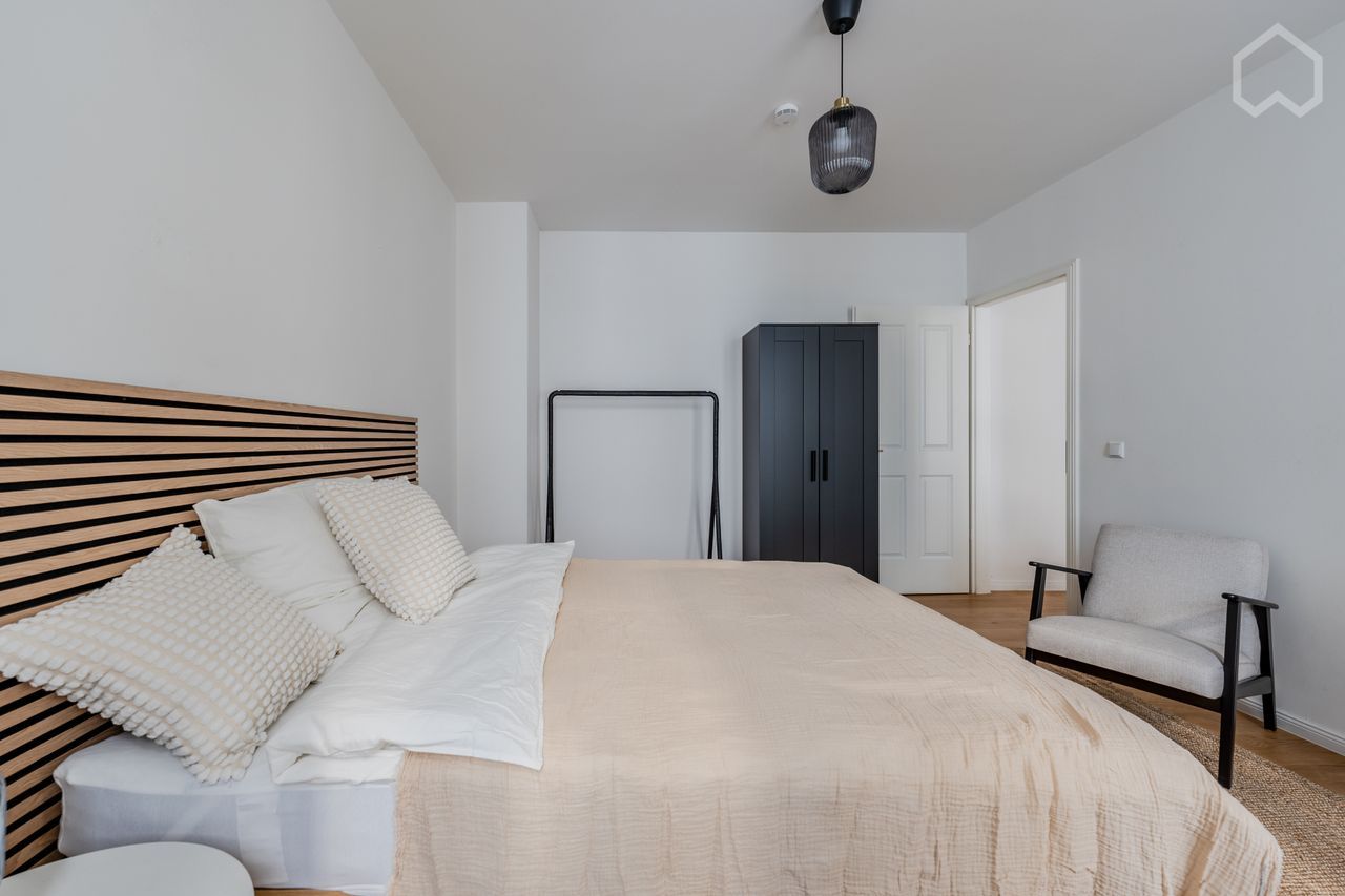 Bright and Quiet Historical Apartment at Famous Torstraße / Rosenthaler Platz Area