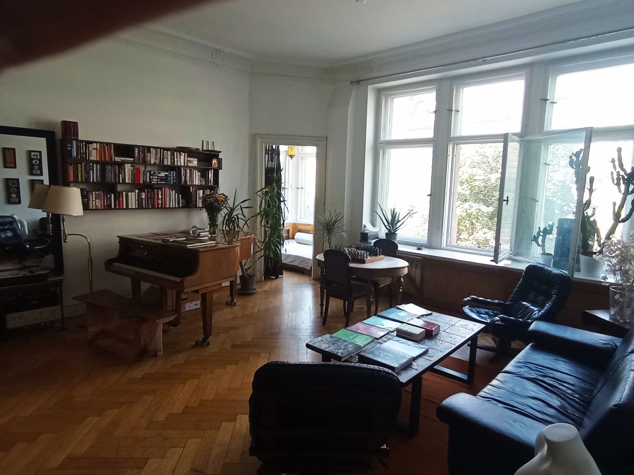 A fully furnished room for rent in an historical building )in the heart of Berlin! (long or short term)