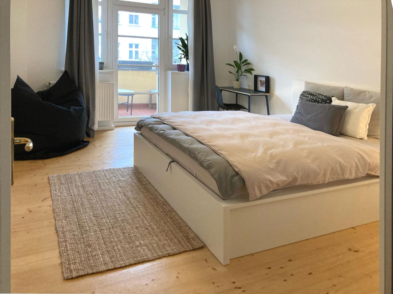 Charming 3-room apartment in Prenzlauer Berg with private balcony!