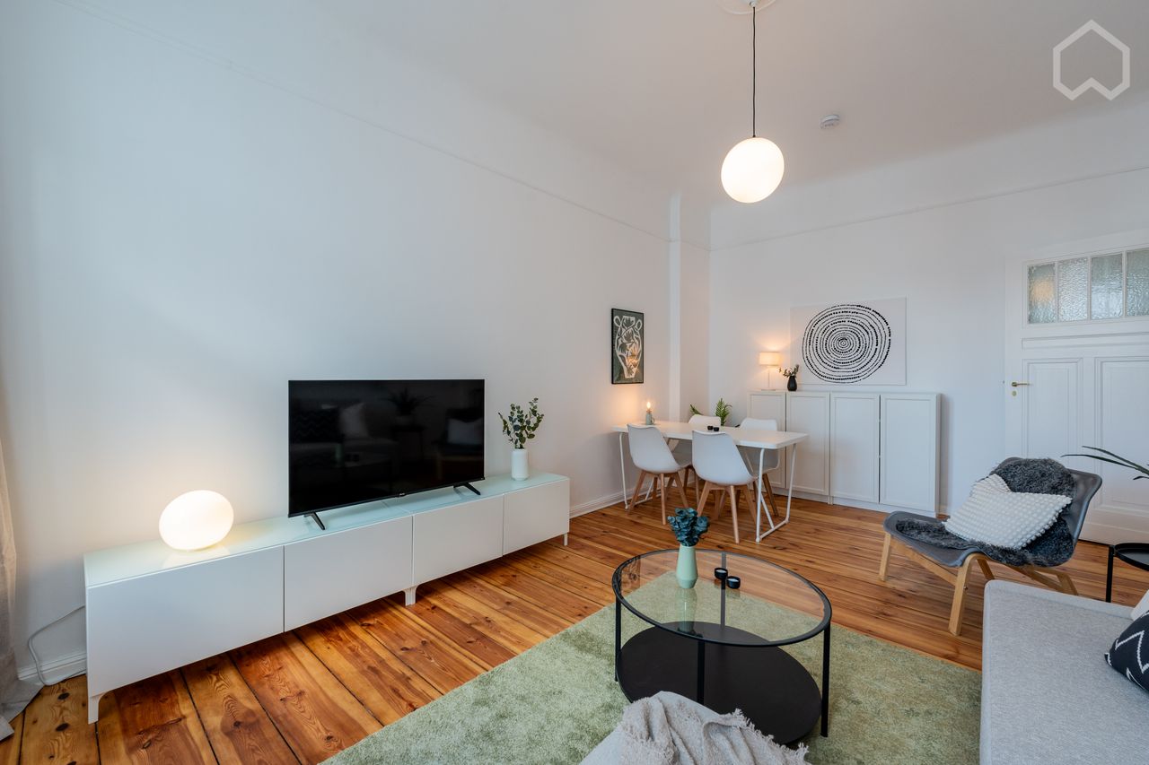 Awesome typical Berlin old building apartment in Charlottenburg with Balcony