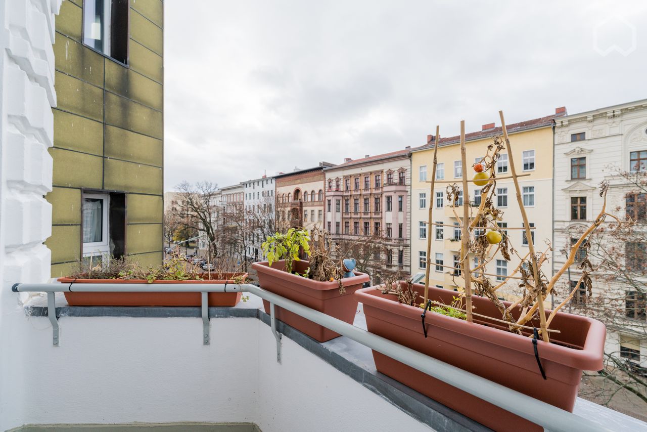 Bright, family-friendly Altbau with 3 rooms in Moabit!