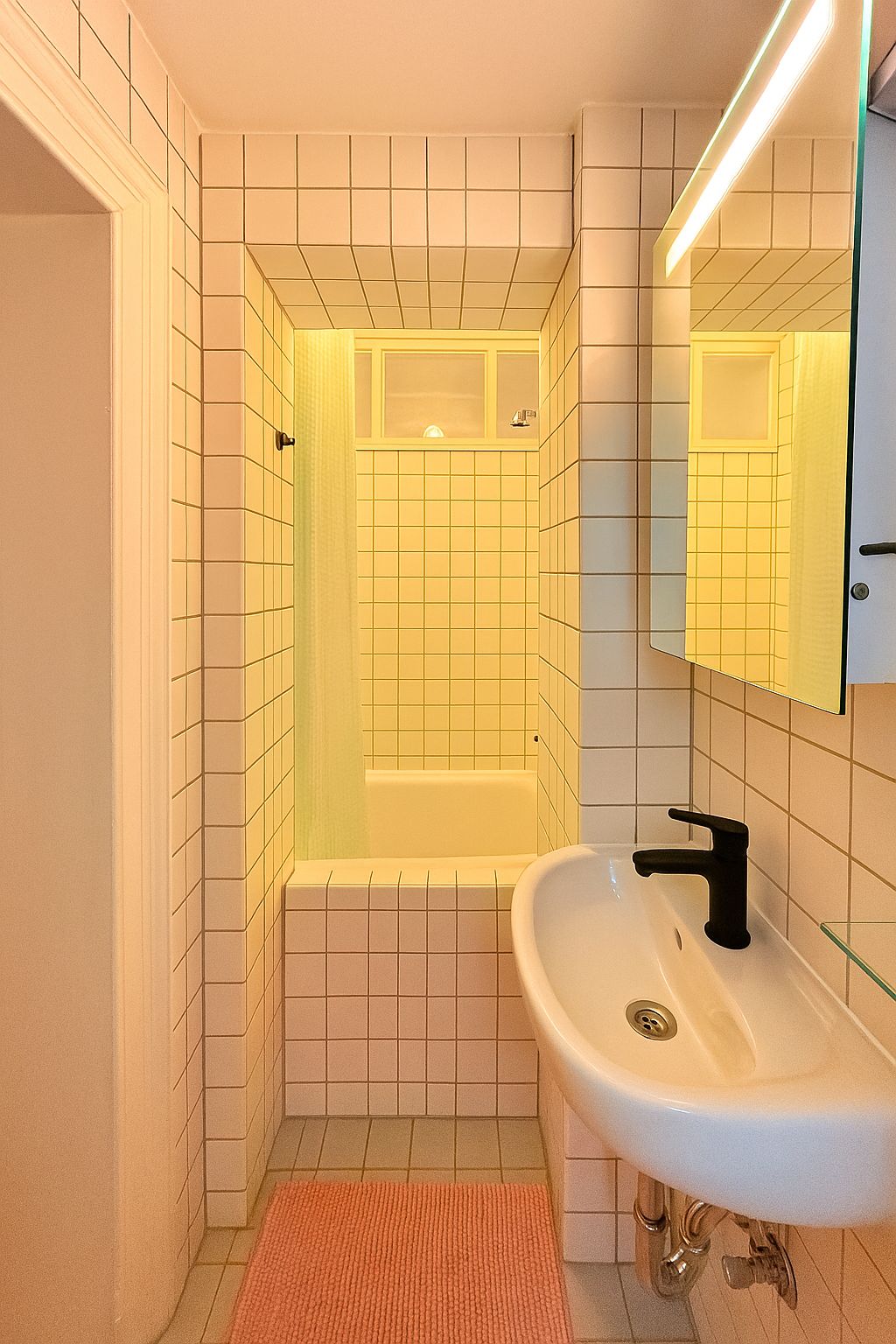 Stylish Furnished Apartment in Architect's Home in quaint New Westend (min. 1 month)-lovely suite in excellent location