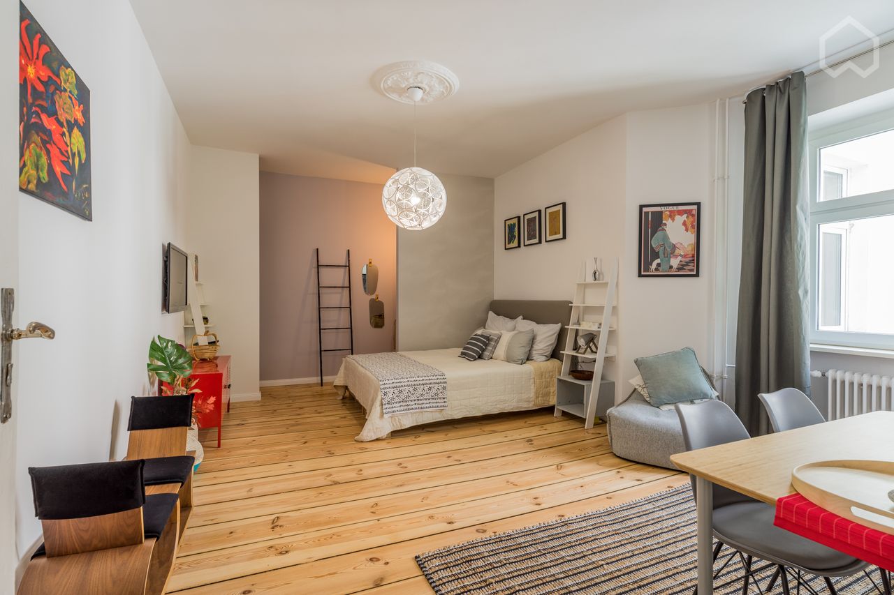 Stylish fully furnished apartment in a well-kept old building quarter in Wedding-Mitte with very good public transport connections