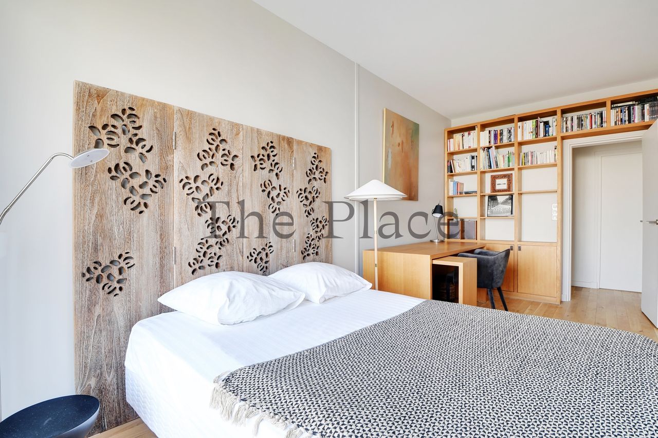 Exceptional 2-Bedroom Apartment – 100m² of Bright Living Space Facing Parc Monceau