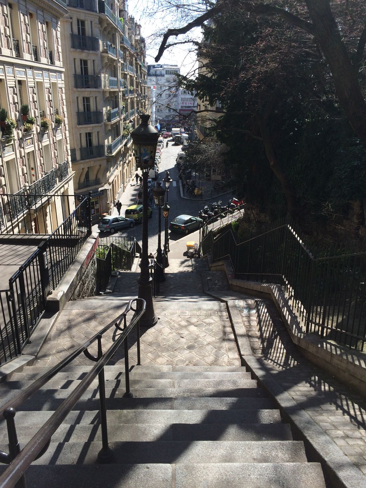 Montmartre: square in front of the Sacré cœur