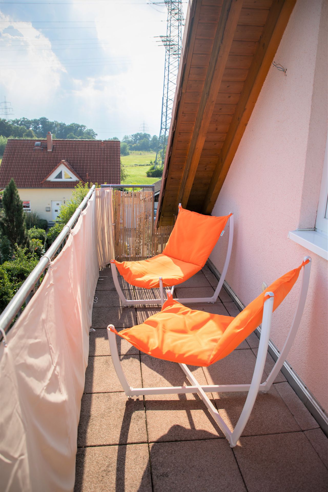 Stylishly furnished, quiet 3 room attic apartment with balcony (95qm) in Bad Vilbel