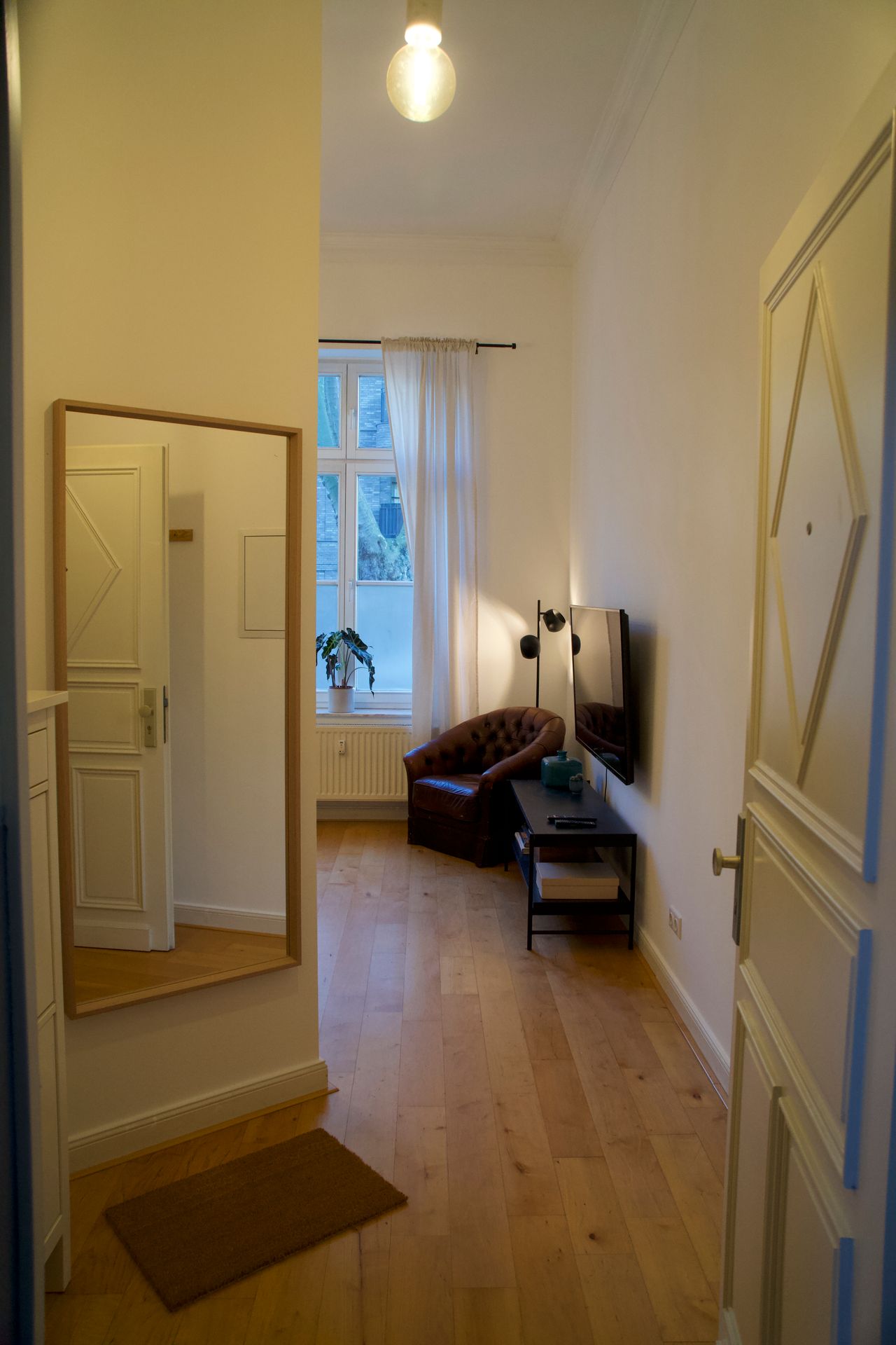 Beautiful old building apartment with high stucco ceilings and parquet flooring in Pempelfort