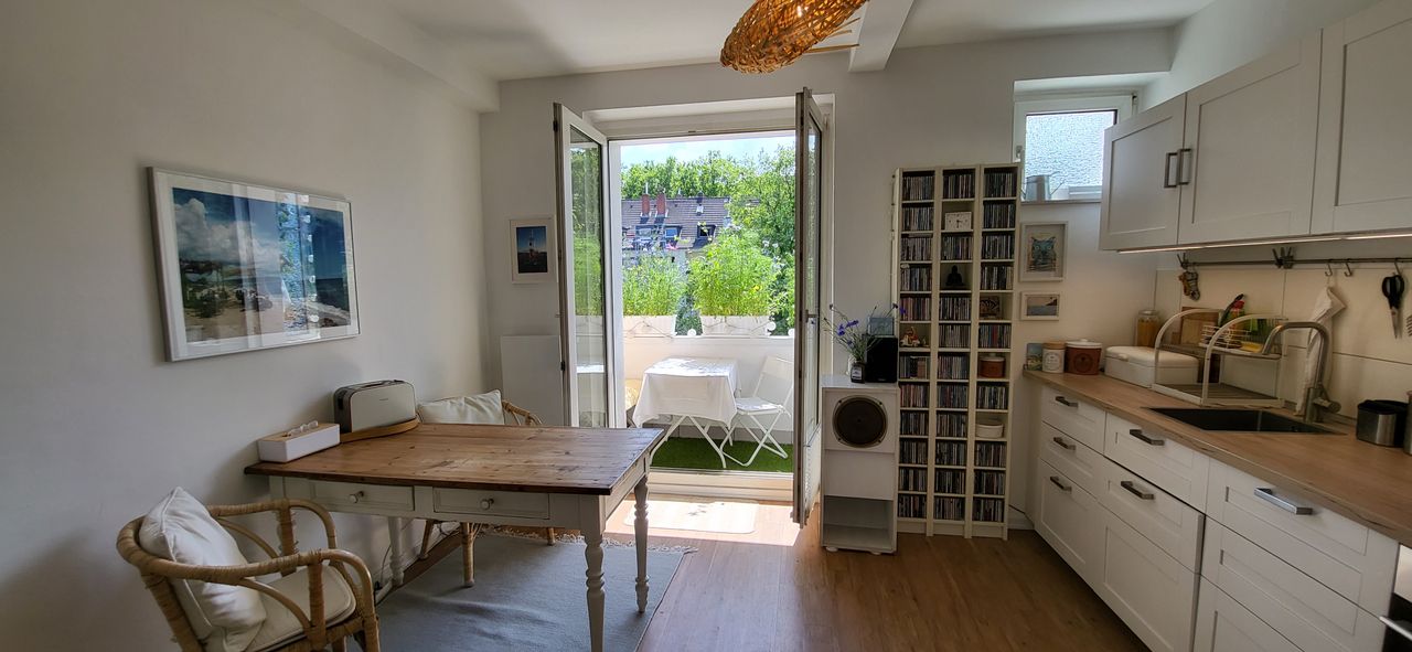 Cologne Sülz: Beautiful, bright and comfortable 60 sqm apartment with balcony for one person or a couple.