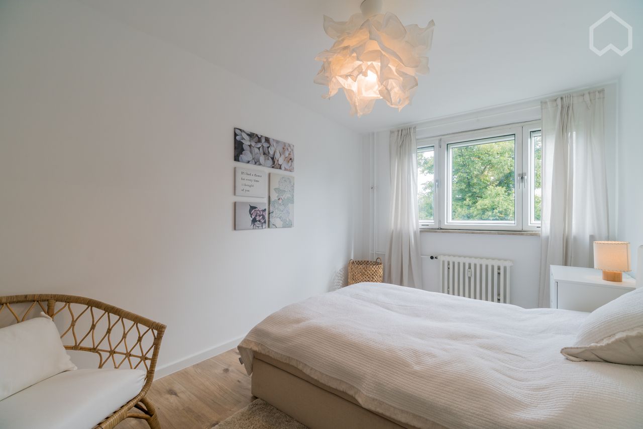 Bright and awesome apartment with south facing balcony in Schöneberg