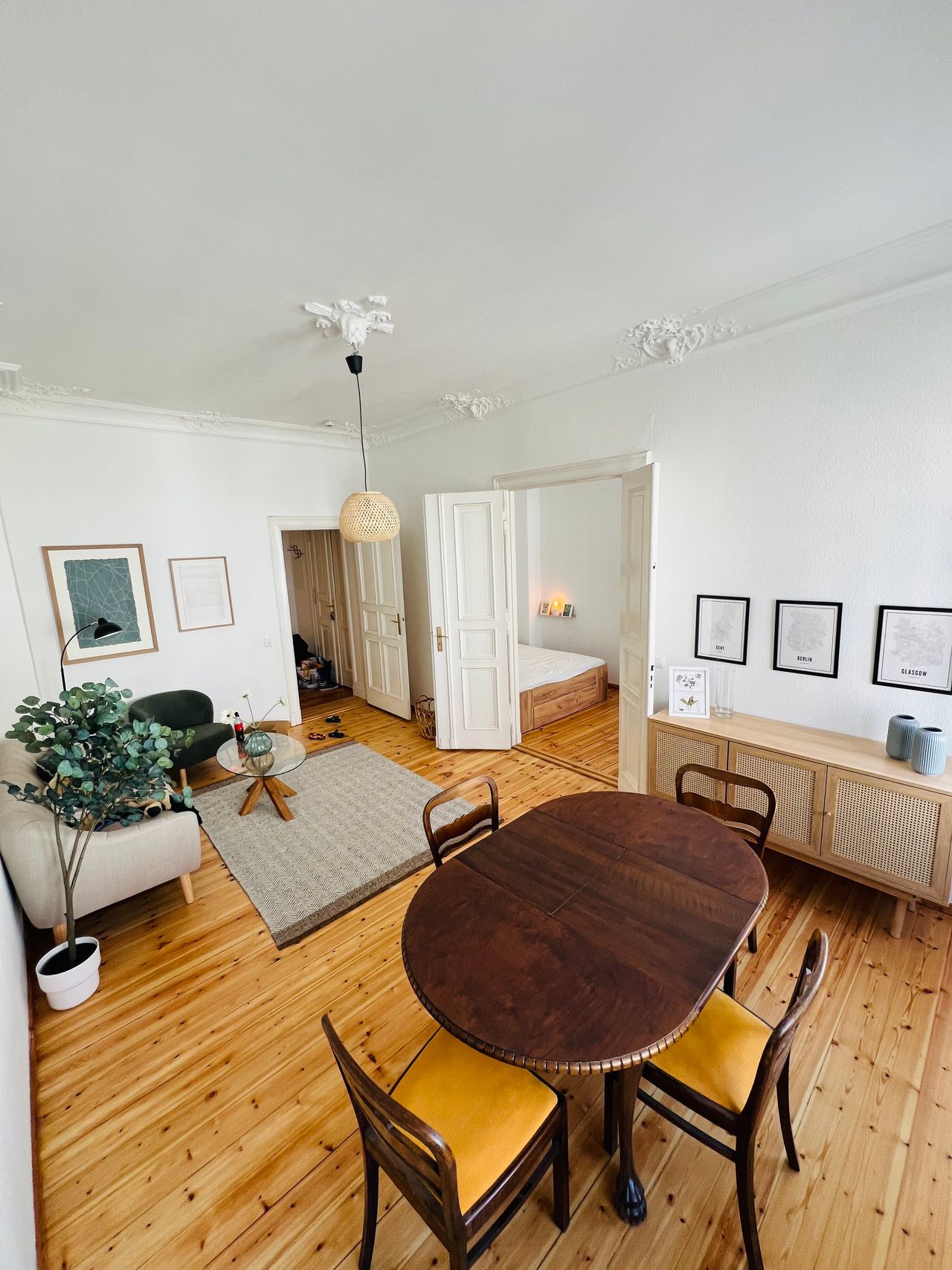 Beautiful recently renovated Altbau flat in Mitte, Berlin