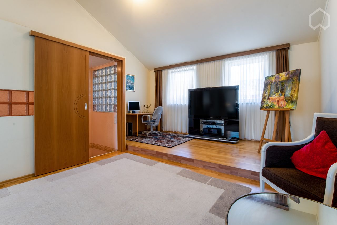 Large and fashionable 5-room apartment near the airport & the fair