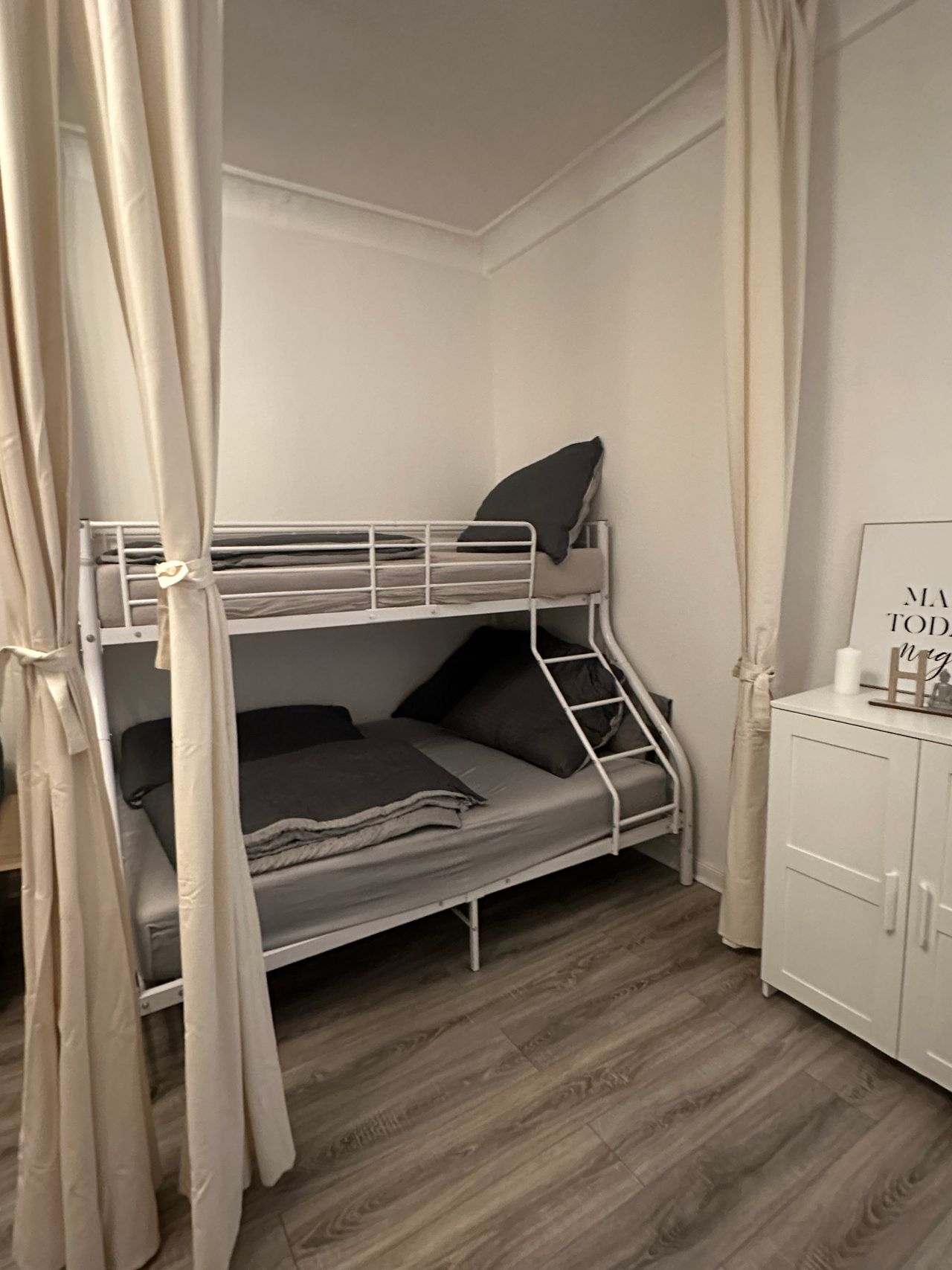 Fully furnished two-room apartment in an old building in Neukölln near Tempelhofer Feld