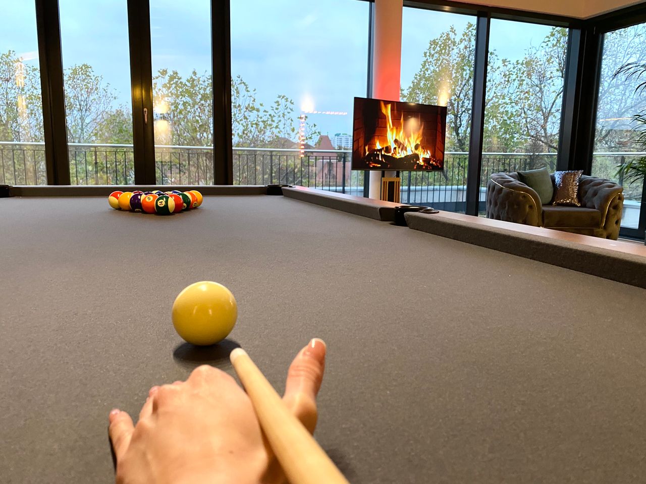 Luxury Penthouse: Jacuzzi, Pool table, BBQ & private parking