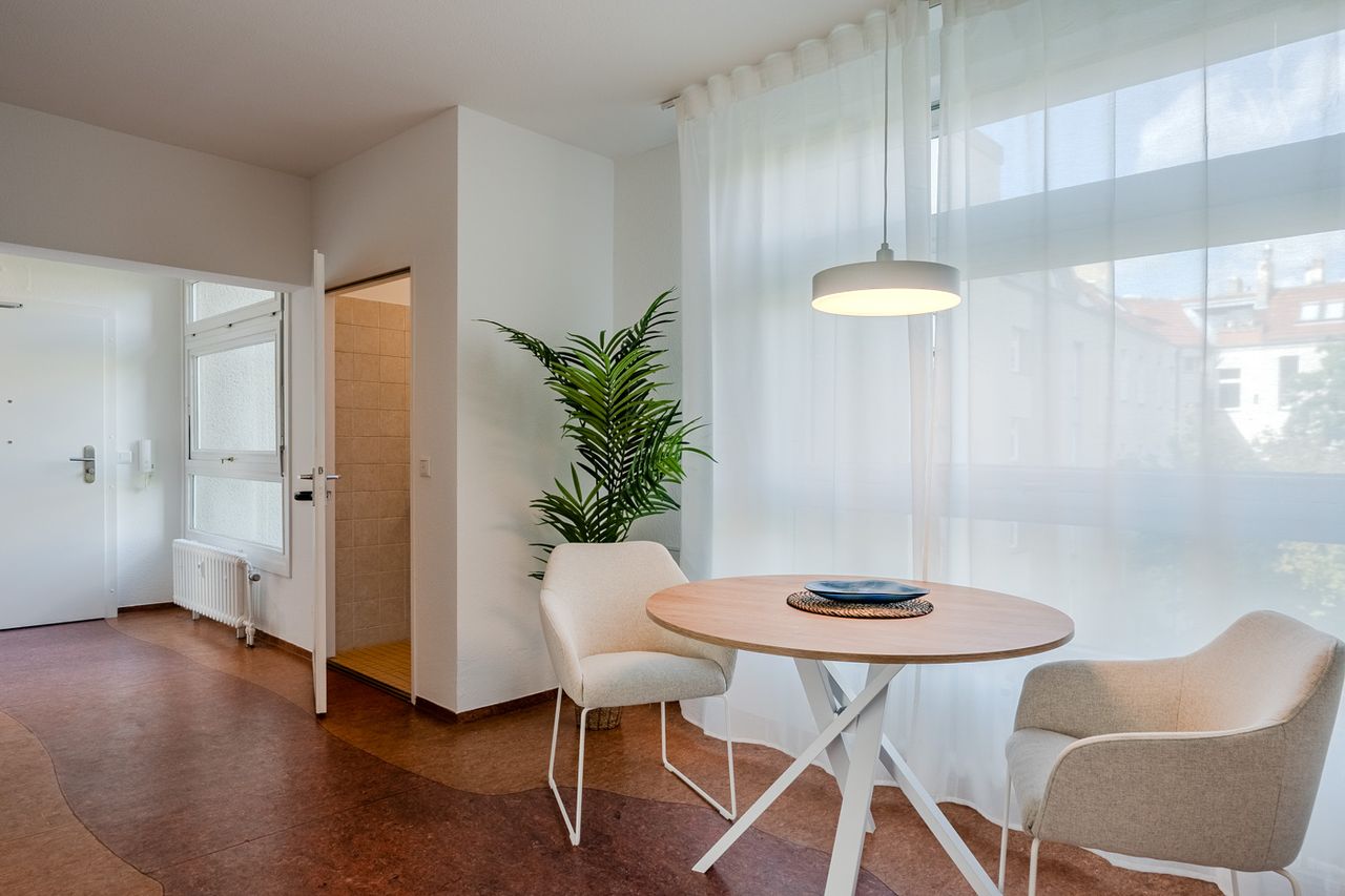 Wheelchair-accessible and barrier-free 2-room apartment with space for individuality in Berlin Steglitz