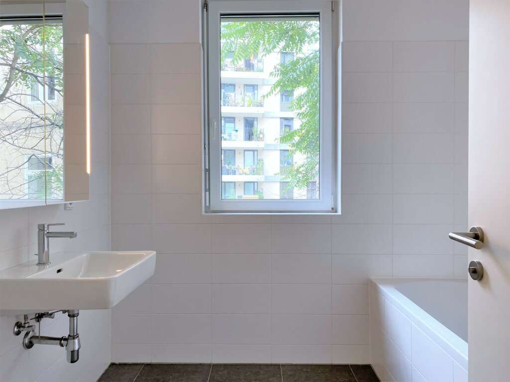 Modern, furnished, air-conditioned 2-room apartment with loggia near Längenfeldgasse U-Bahn