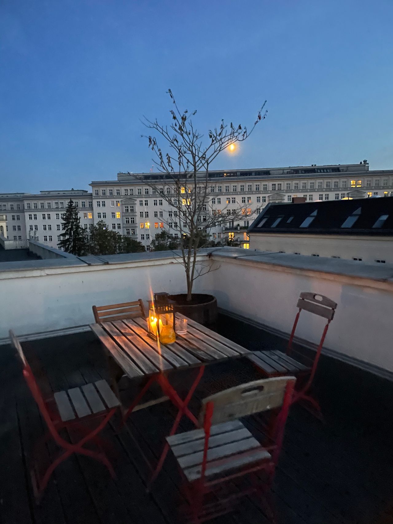 Generous, sunny Loft-Maisonette, central Berlin, with a huge 140m2 roof terrace, views