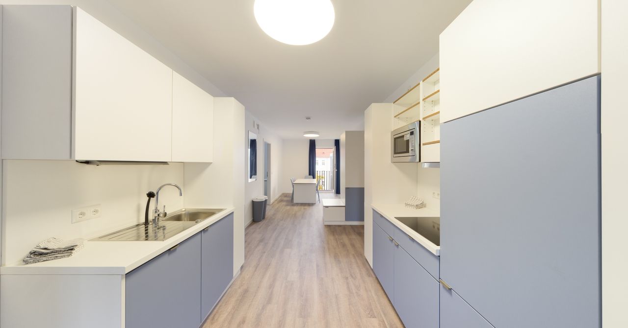 WG 08-HH-WG-5 Fully furnished private room with balcony in a 5 people shared mixed apartment