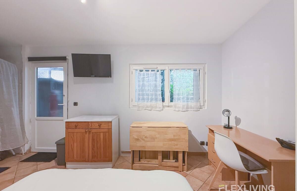 a charming 18m2 studio located on Boulevard Didero