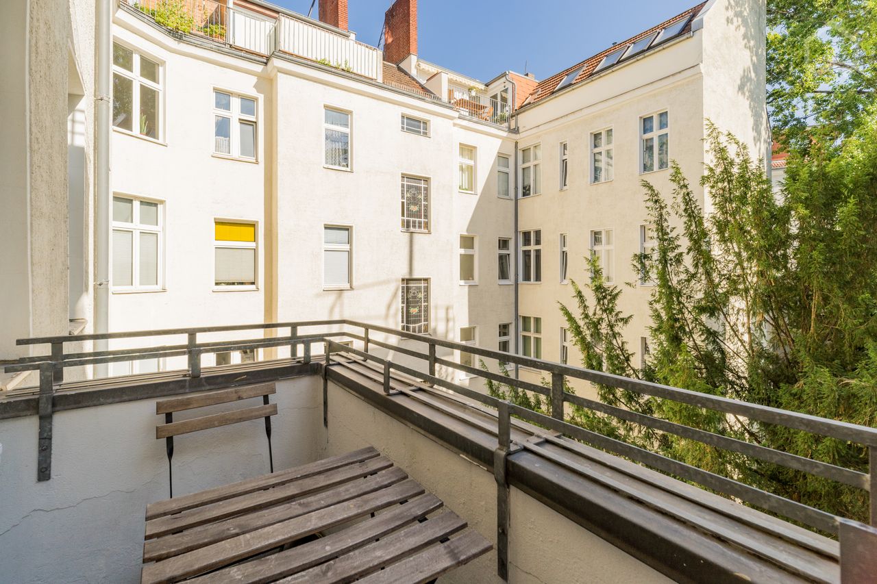 Charming apartment in the heart of lively Charlottenburg with south facing balcony, near castle